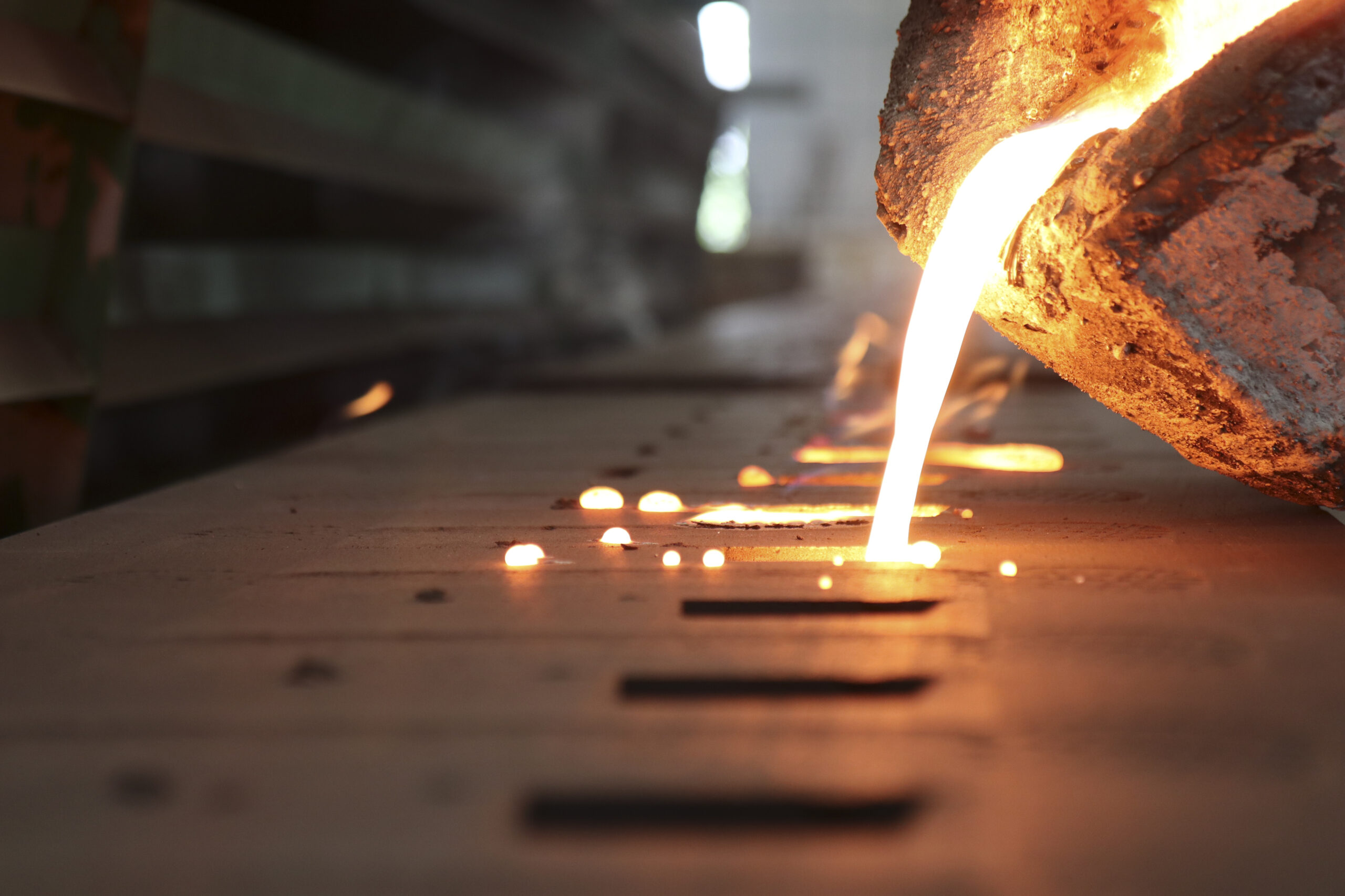 Iron molten metal pouring in sand mold ; green sand process